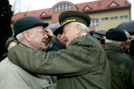 Mikuláš Končický se vítá s kolegou válečným veteránem.