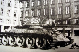 Jeden ze sedmi československých tanků, který dojel do Ostravy.
