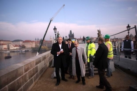 Na opravy Karlova mostu se přišel podívat i ministr Jehlička.